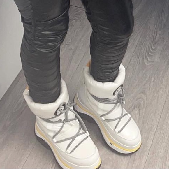Black, white and yellow Michael Kor Snow boots - Picture 2 of 5